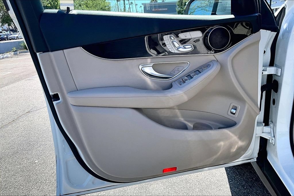 Used 2021 Mercedes-Benz GLC 300 4MATIC w/ Premium Package image 20