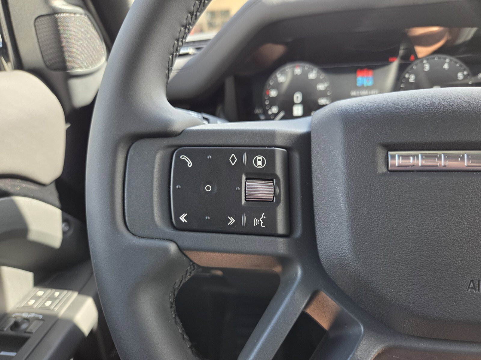 New 2026 Land Rover Defender 130 X-Dynamic SE image 20