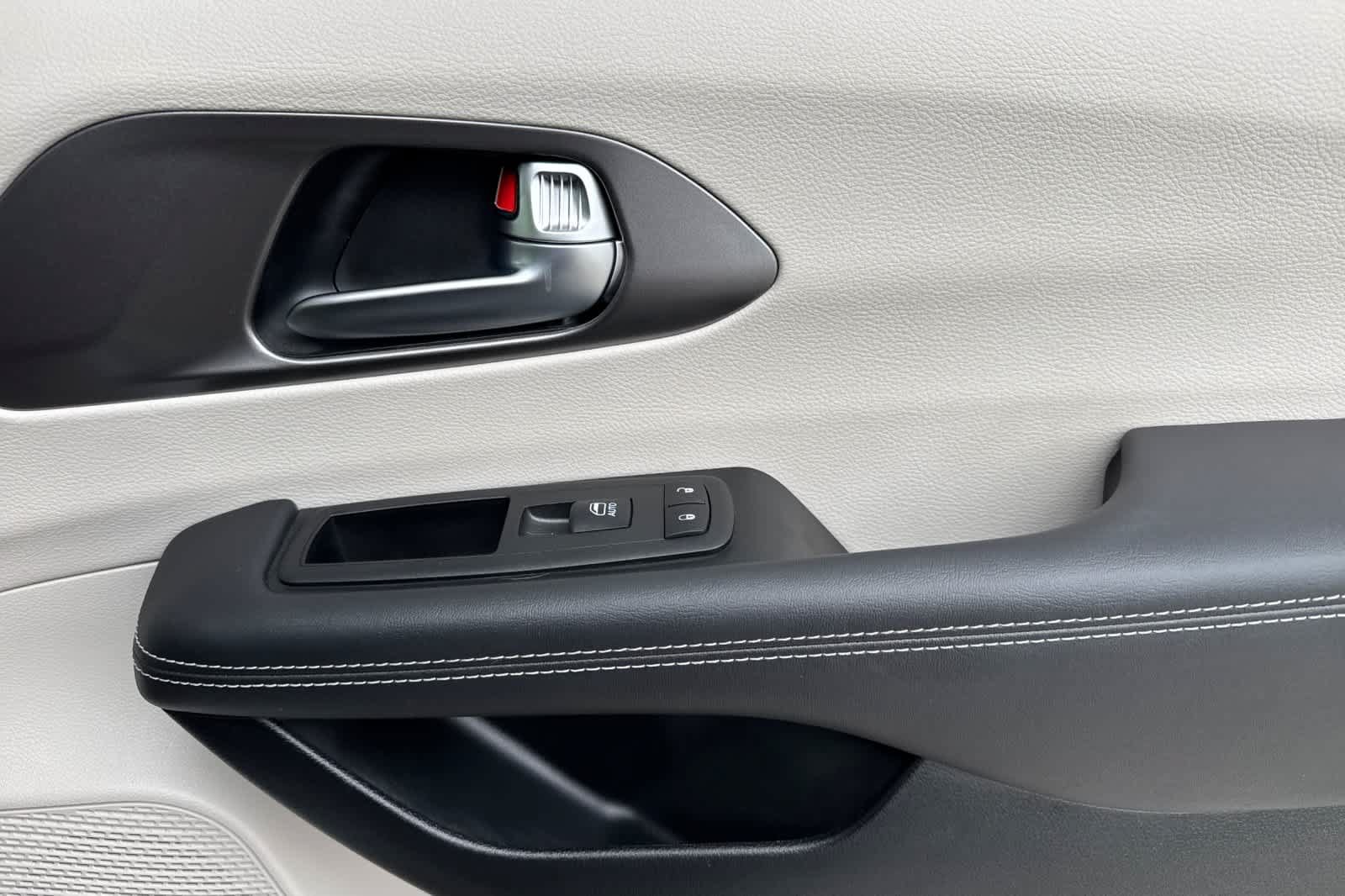 Used 2024 Chrysler Pacifica Touring-L FWD image 20