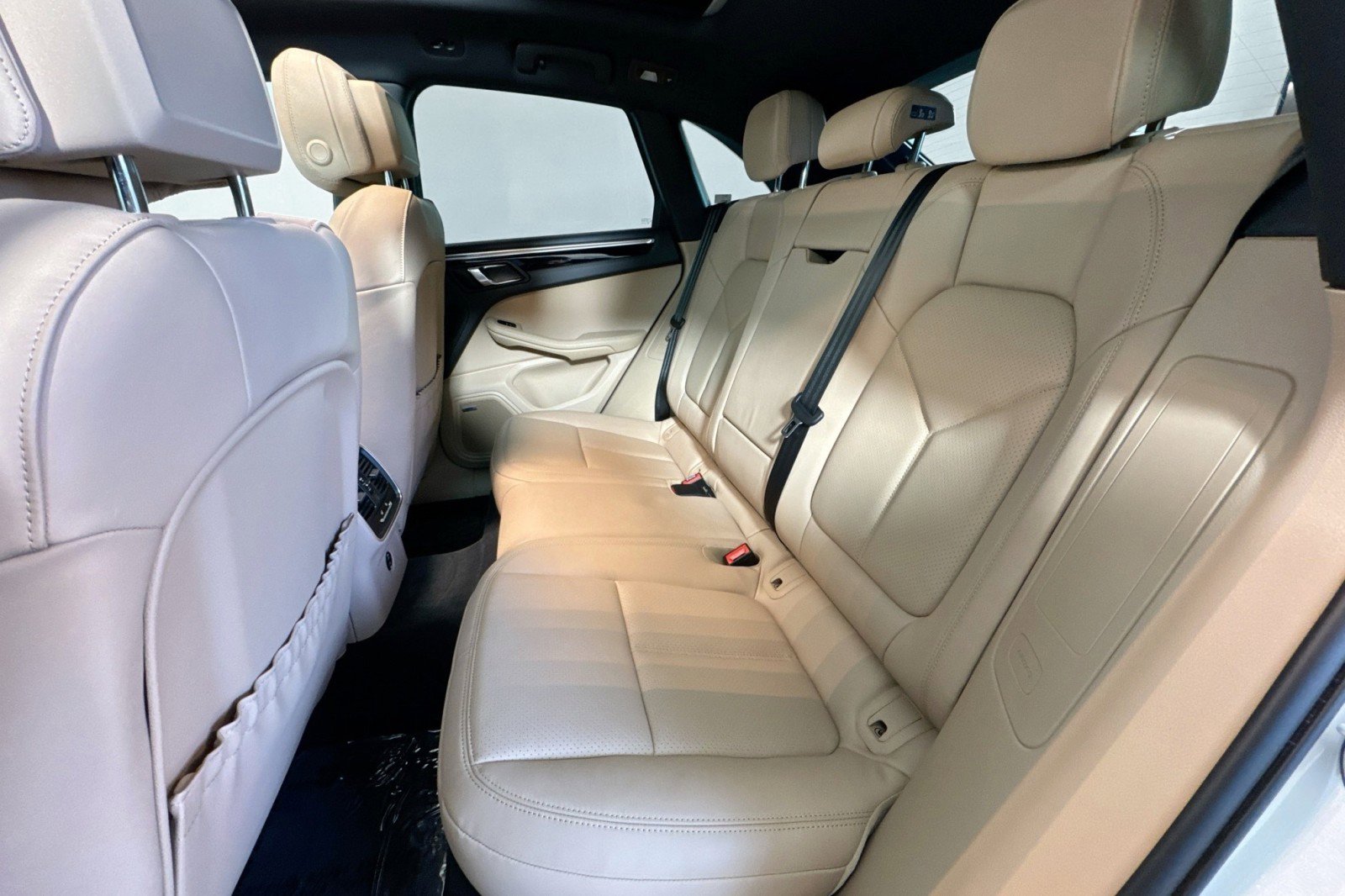 Used 2024 Porsche Macan w/ Premium Plus Package image 23