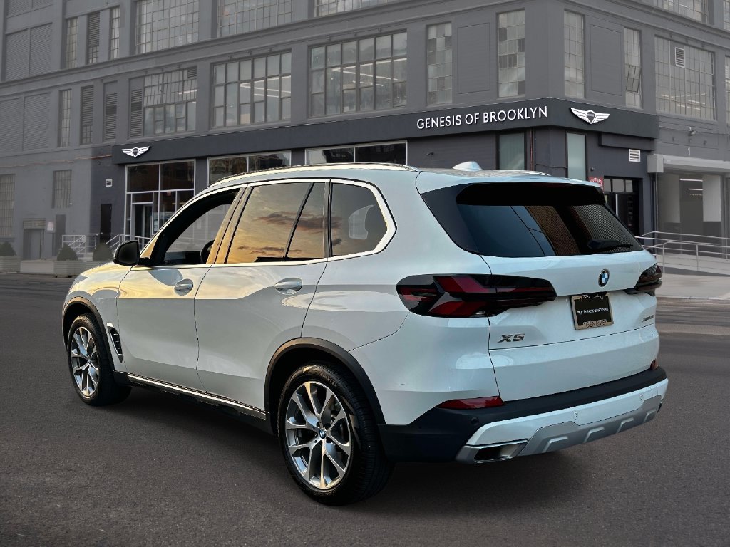 Used 2024 BMW X5 xDrive40i AWD/4WD image 3