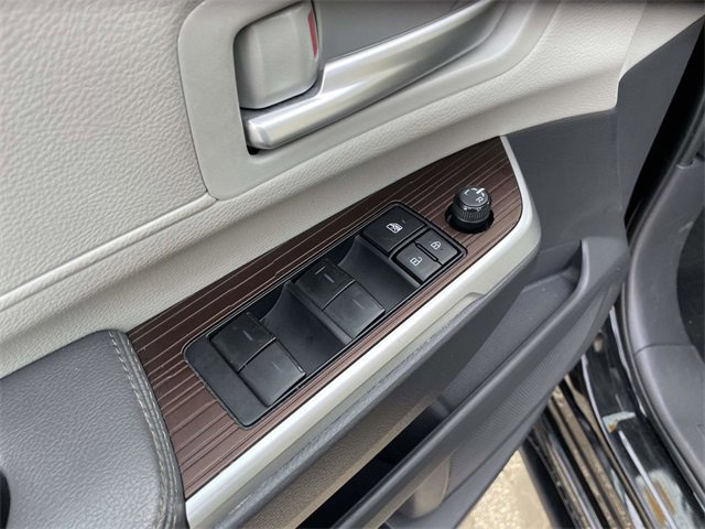 Used 2022 Toyota Sienna XLE image 20