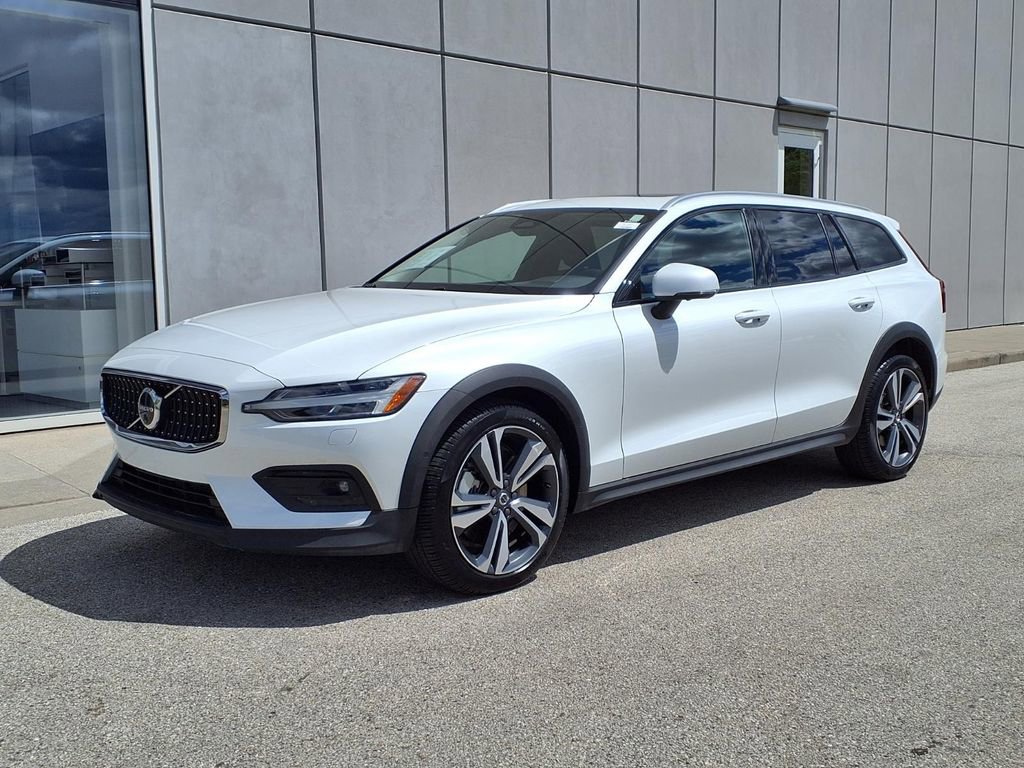 Certified 2025 Volvo V60 B5 Cross Country Plus AWD/4WD image 1