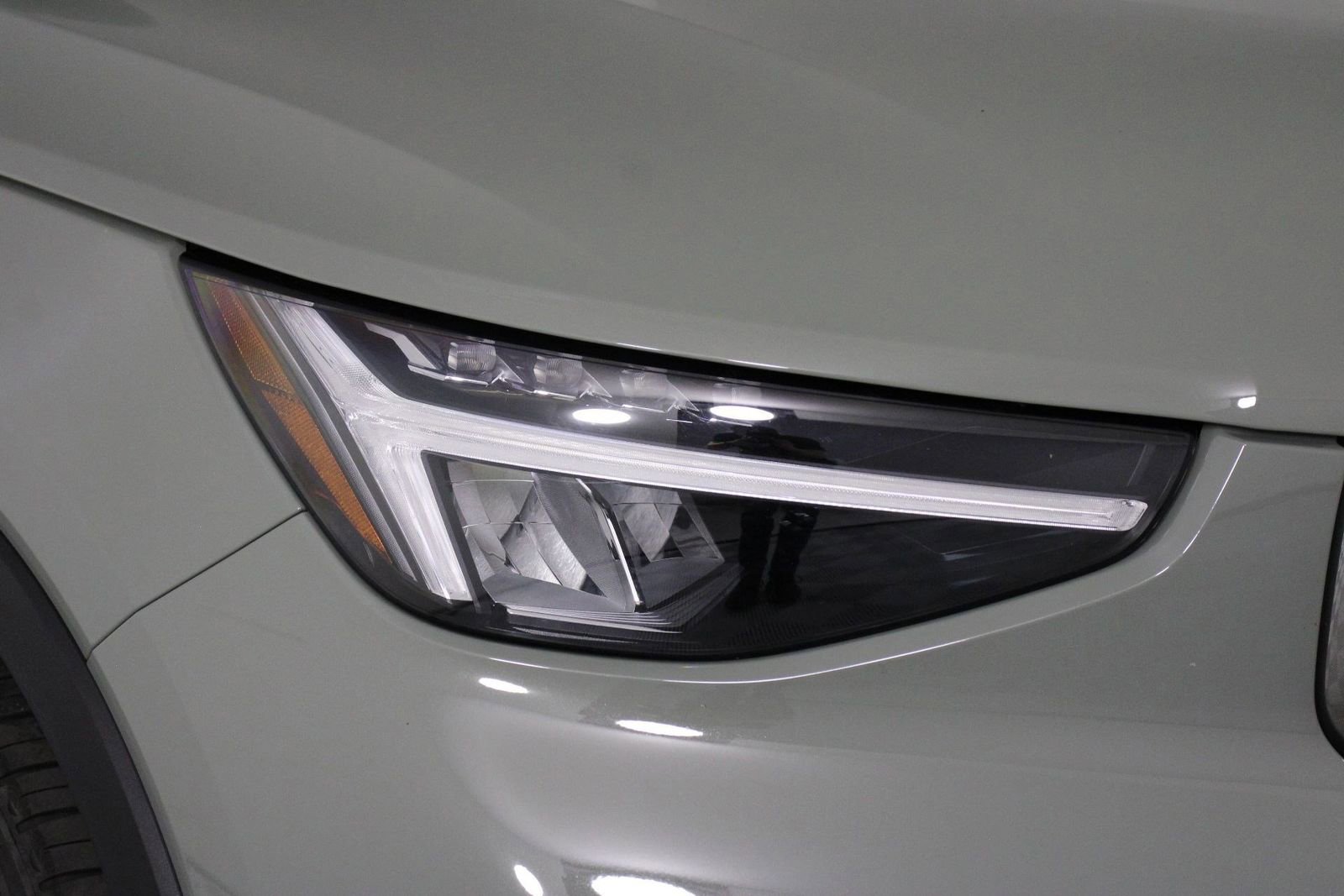 Certified 2025 Volvo XC40 B5 Plus image 26