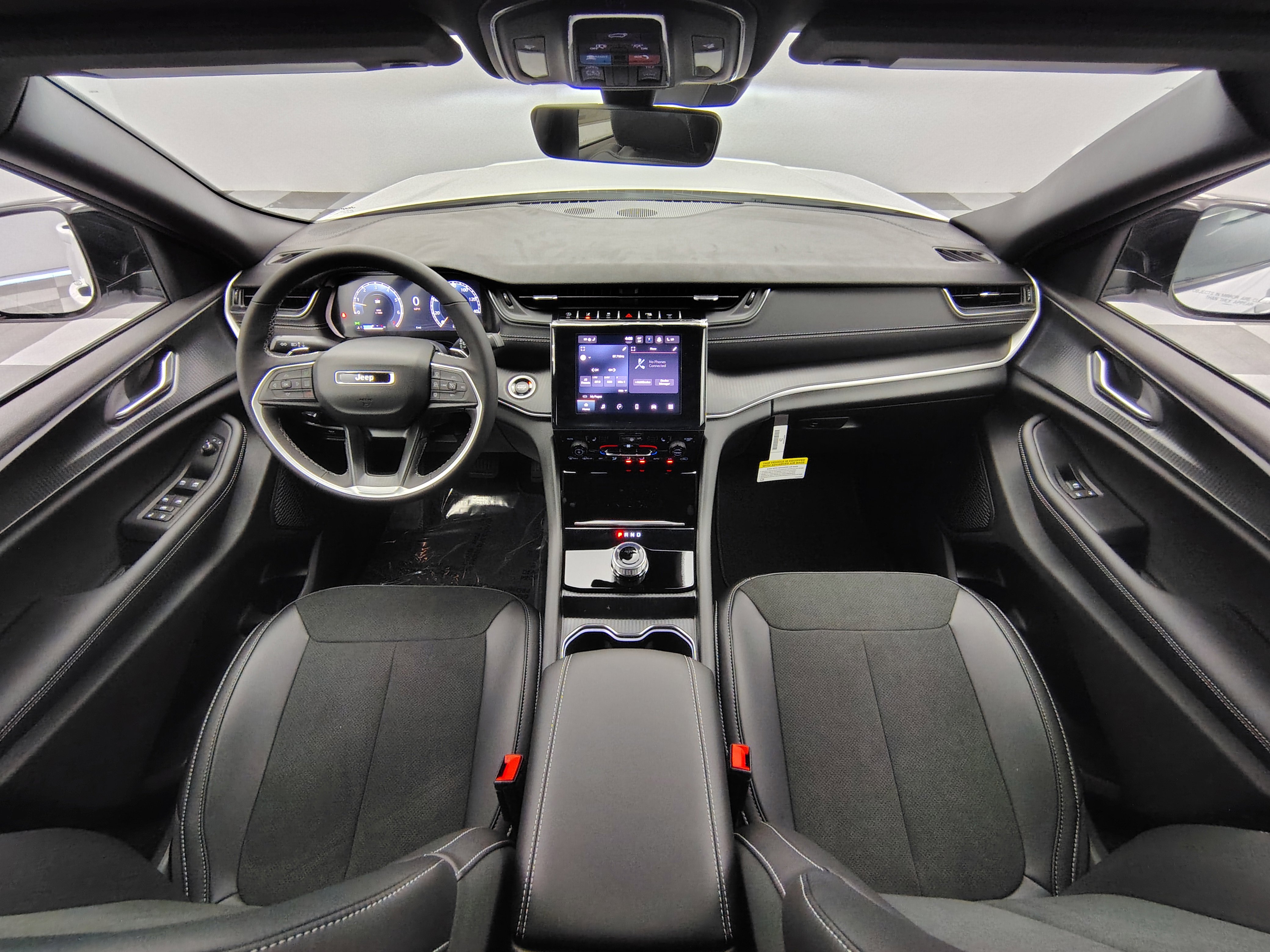 New 2025 Jeep Grand Cherokee Altitude image 2