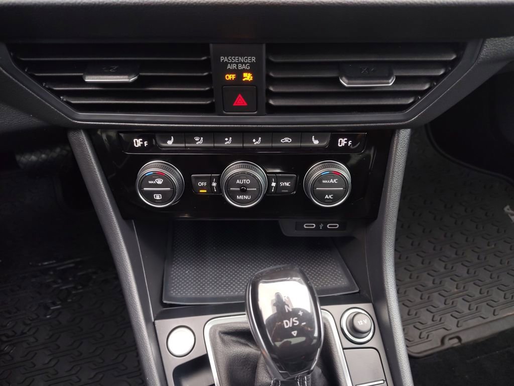 Used 2023 Volkswagen Jetta SE w/ Panoramic Sunroof Package image 4