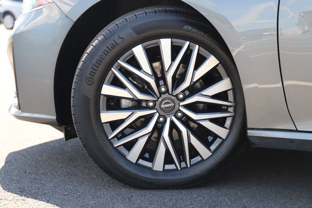 Used 2025 Nissan Altima 2.5 SV FWD image 2