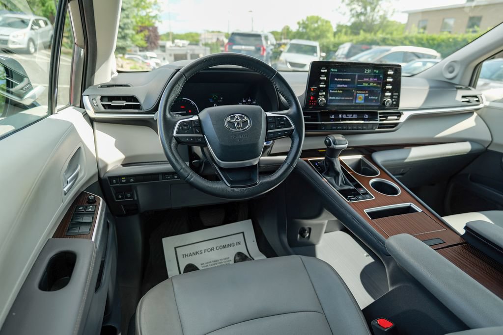 Used 2024 Toyota Sienna XLE w/ XLE Plus Package FWD image 38