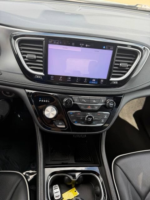 Used 2025 Chrysler Pacifica Limited FWD image 31