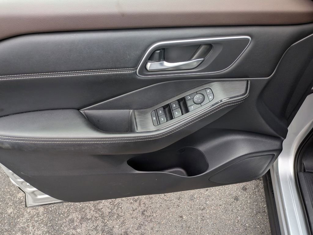 Used 2021 Nissan Rogue SV w/ Premium Package image 9