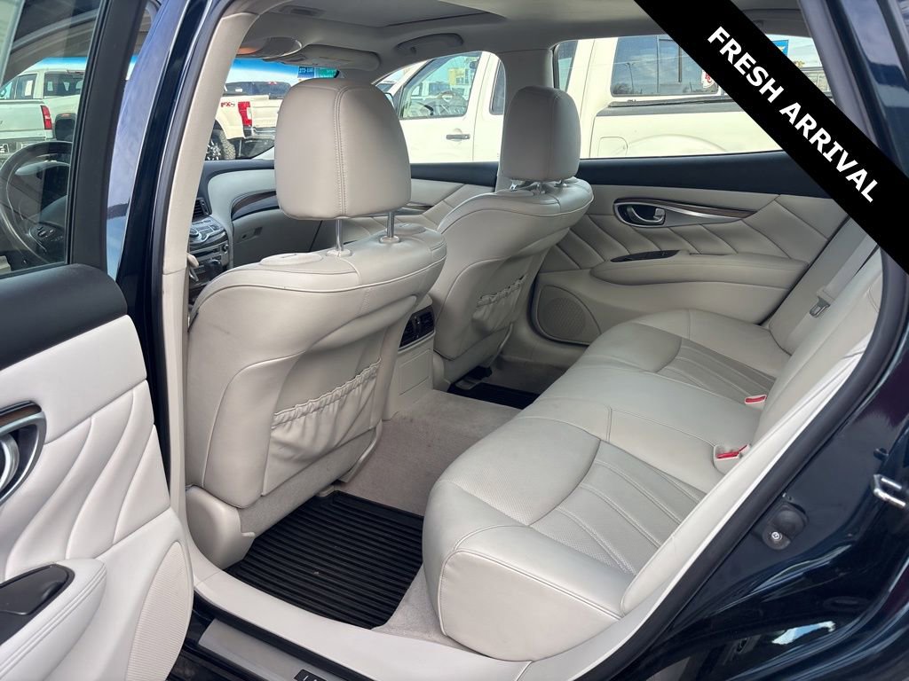 Used 2017 INFINITI Q70 L 3.7 w/ Deluxe Touring Package image 6