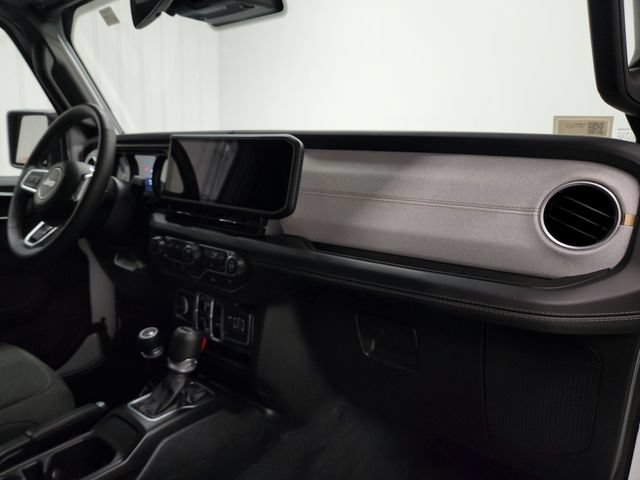 Used 2025 Jeep Wrangler Unlimited Sahara AWD/4WD image 35