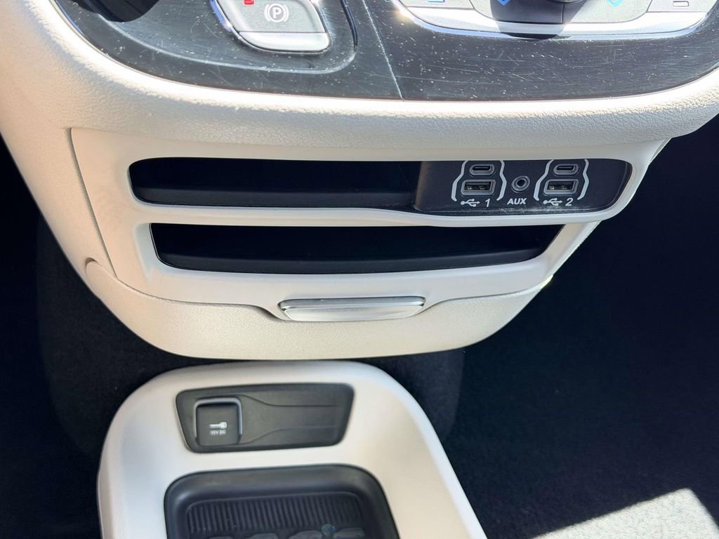 Used 2023 Chrysler Pacifica Touring-L image 7