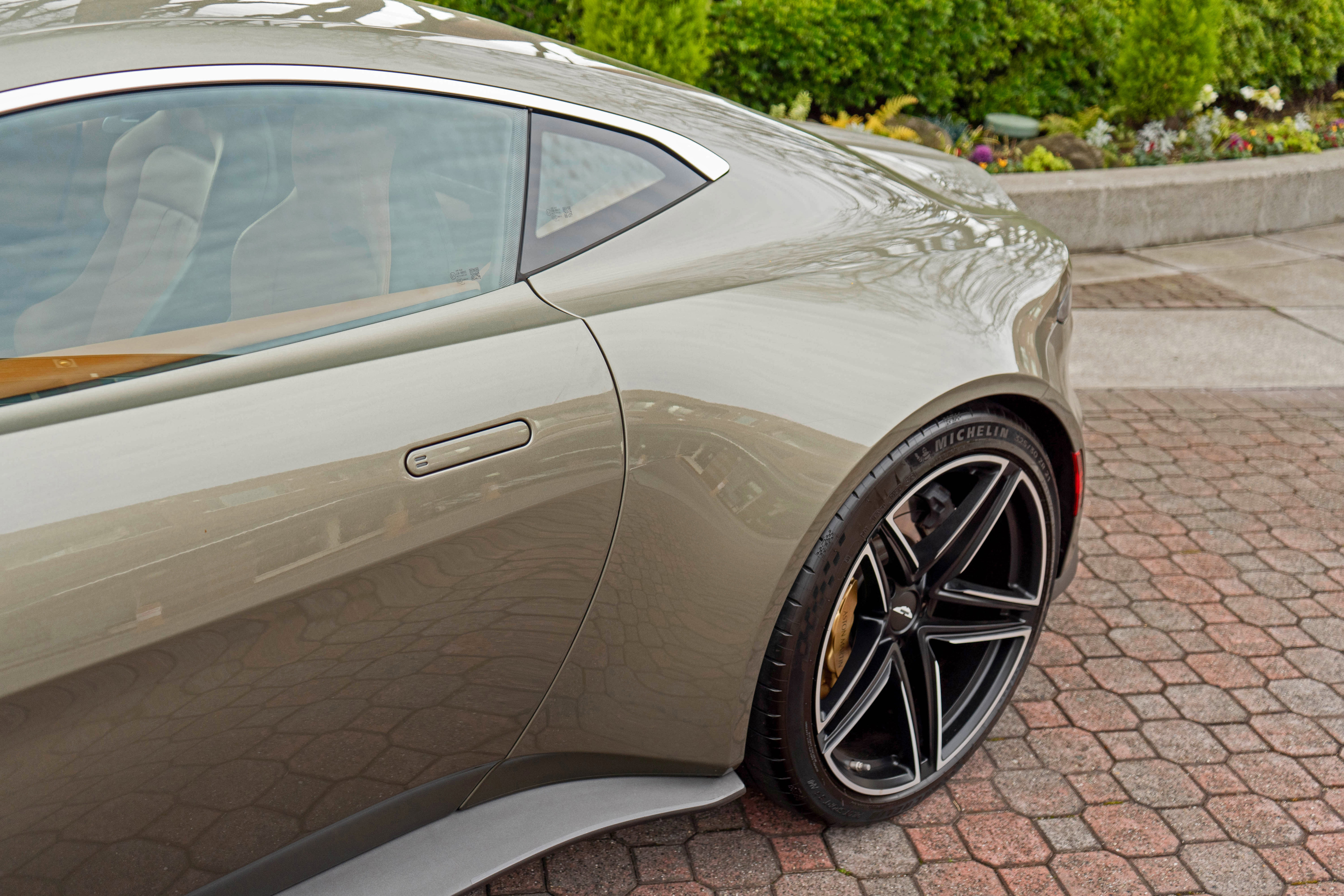 Used 2025 Aston Martin V8 Vantage Coupe image 35