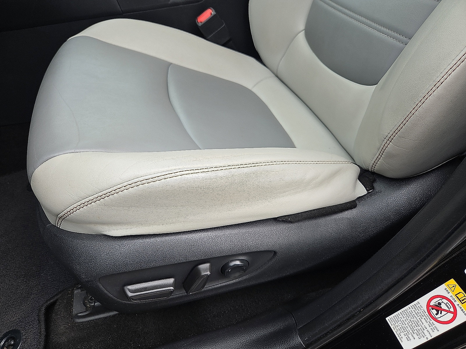 Used 2019 Toyota RAV4 Limited FWD image 21