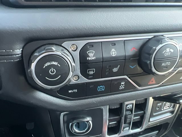 Used 2025 Jeep Wrangler Unlimited Sahara AWD/4WD image 13