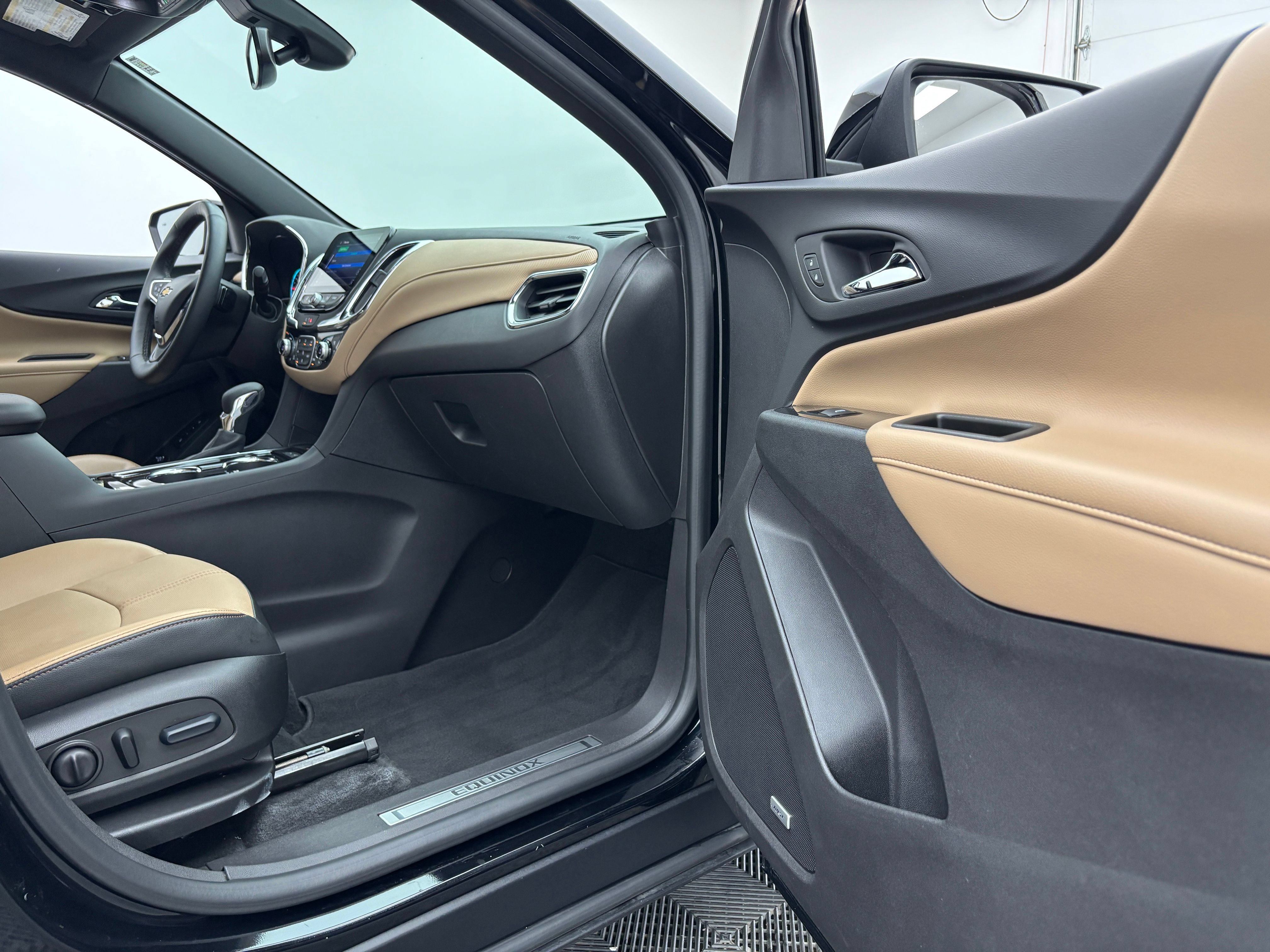 Used 2024 Chevrolet Equinox Premier AWD/4WD image 32