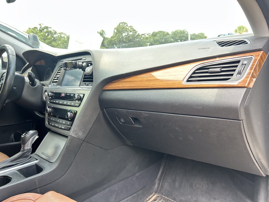 Used 2015 Hyundai Sonata Limited w/ Option Group 05 FWD image 13