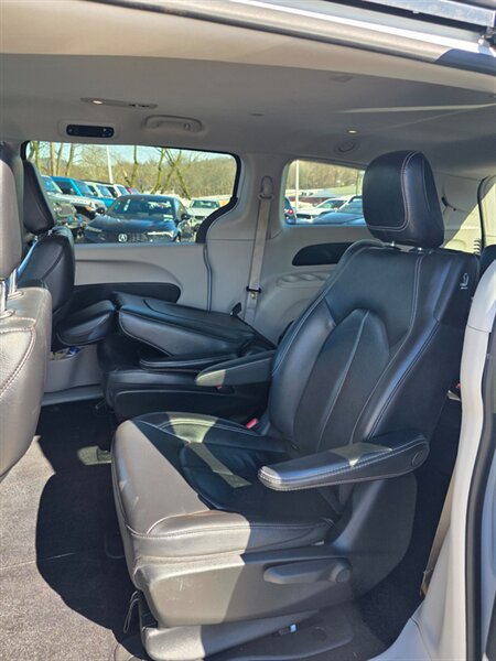 Used 2022 Chrysler Pacifica Touring-L FWD image 7