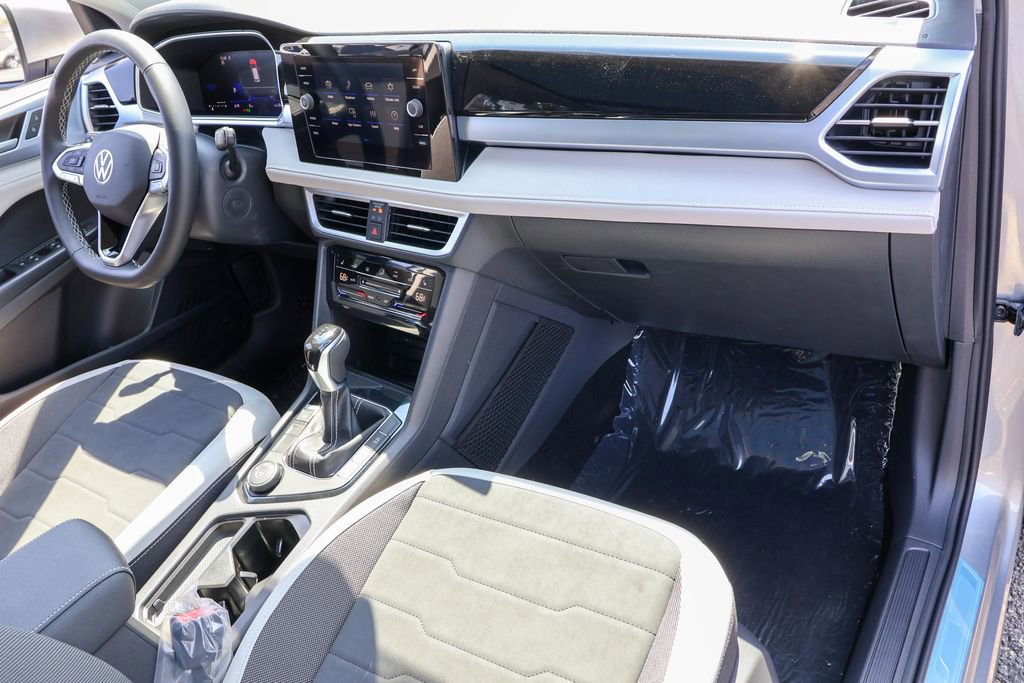 New 2025 Volkswagen Taos SE image 40