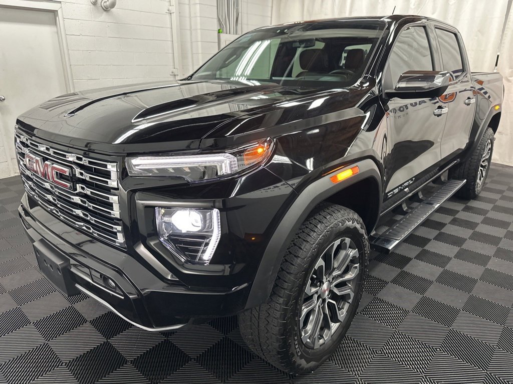 Used 2024 GMC Canyon Denali image 4