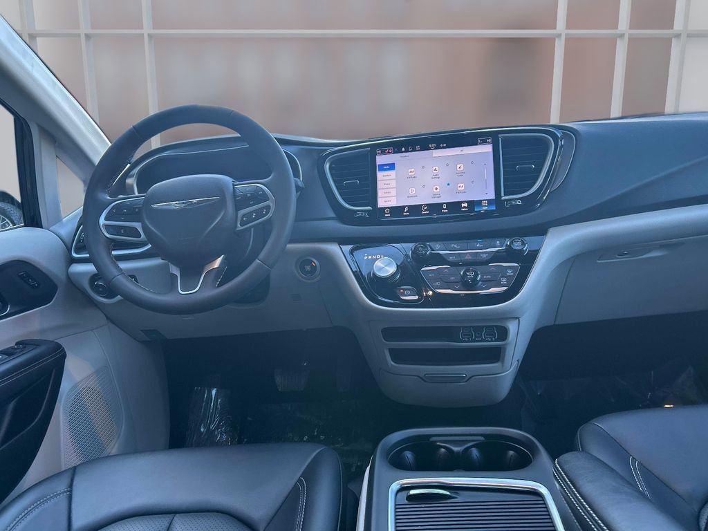 Used 2024 Chrysler Pacifica Touring-L image 18