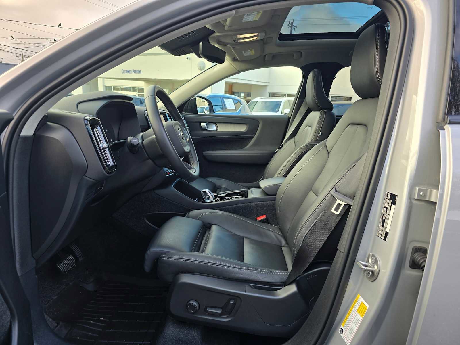 Certified 2025 Volvo XC40 B5 Plus w/ Climate Package image 21