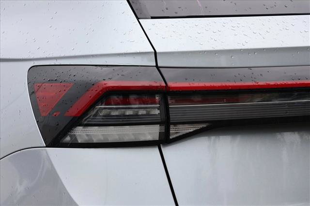 Used 2025 Volkswagen Taos SE FWD image 11