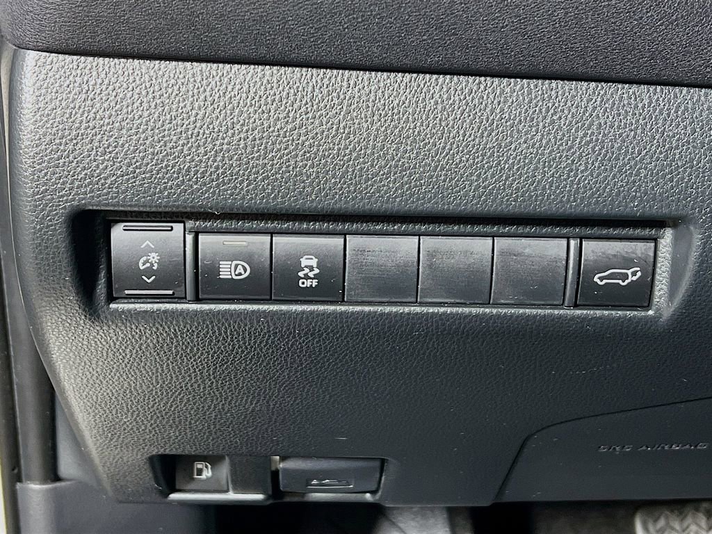 Used 2024 Toyota Venza LE AWD/4WD image 11