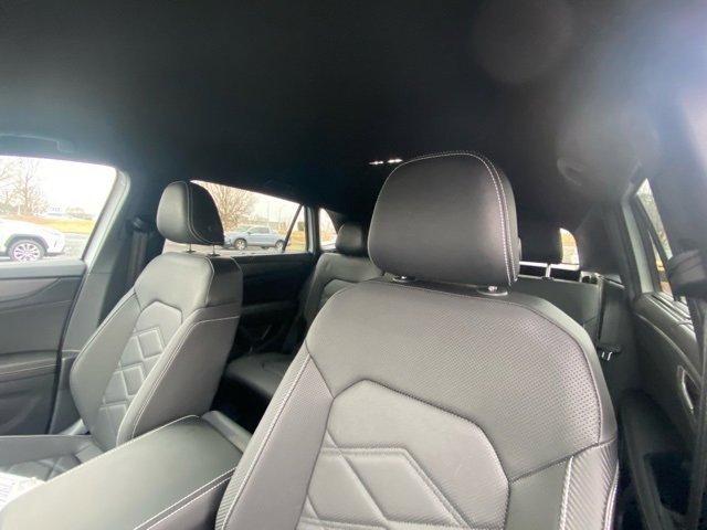 Used 2025 Volkswagen Atlas Cross Sport SE image 13