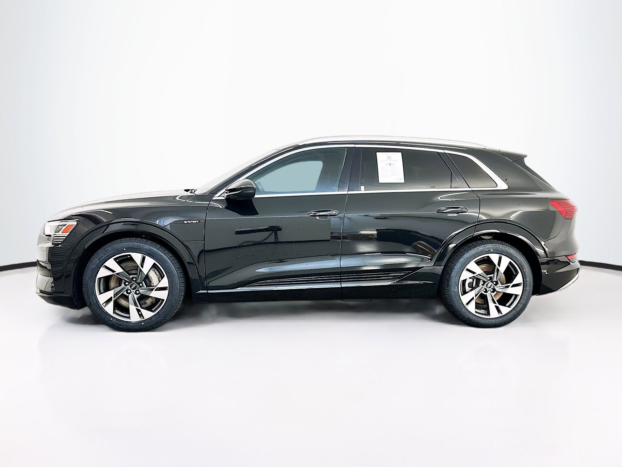 Used 2022 Audi e-tron Premium image 4