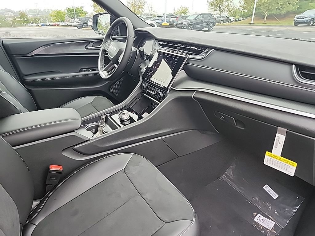New 2025 Jeep Grand Cherokee L Altitude image 10