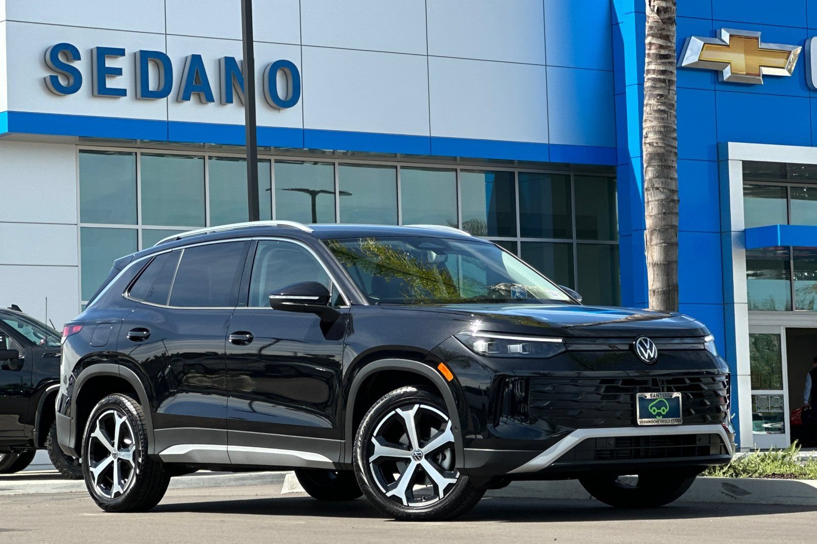 Used 2025 Volkswagen Tiguan SE FWD image 2