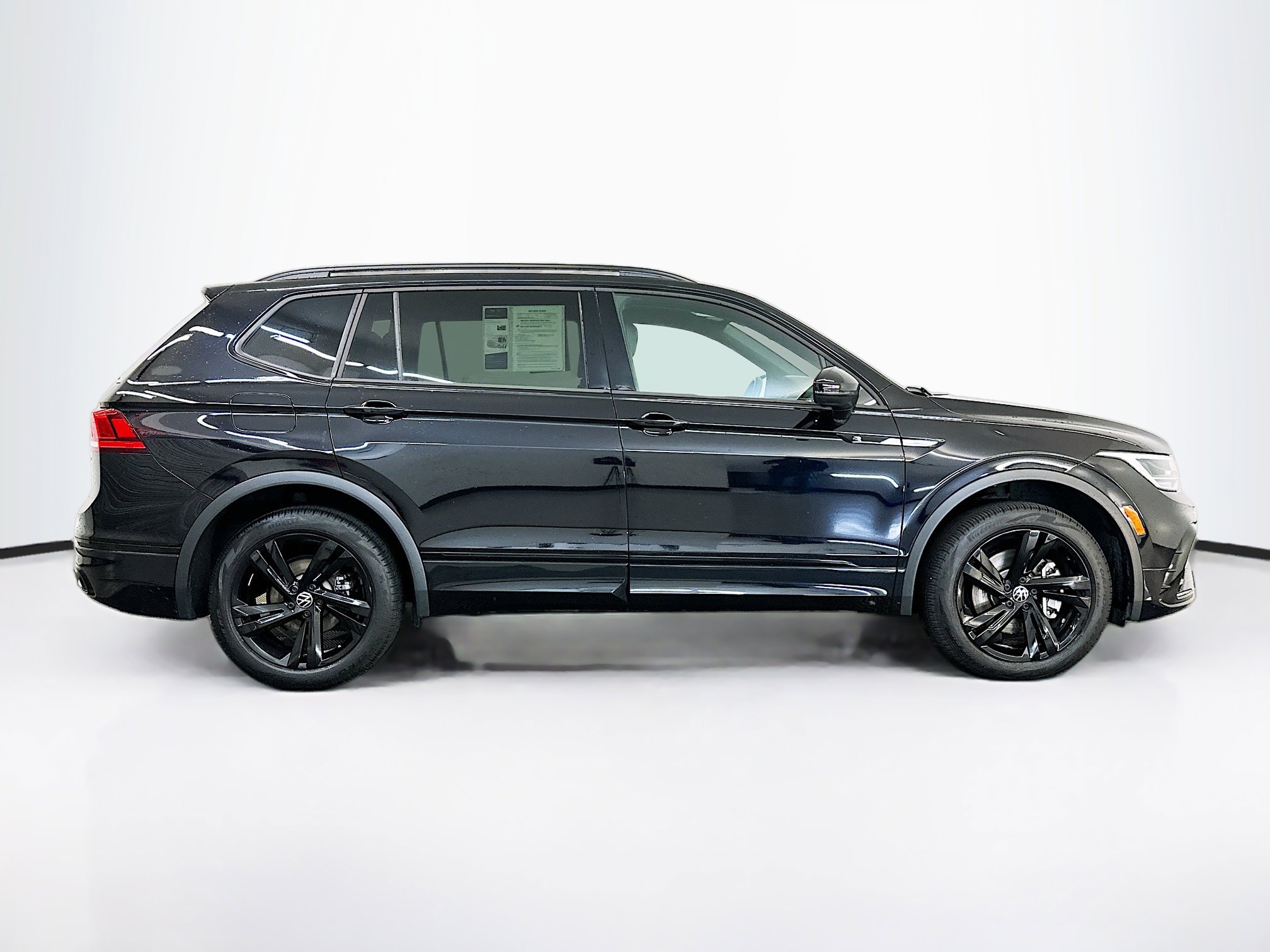 Used 2024 Volkswagen Tiguan SE R-Line image 10
