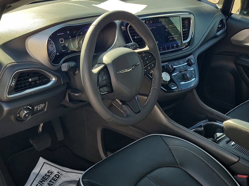 Used 2025 Chrysler Pacifica Limited FWD image 9
