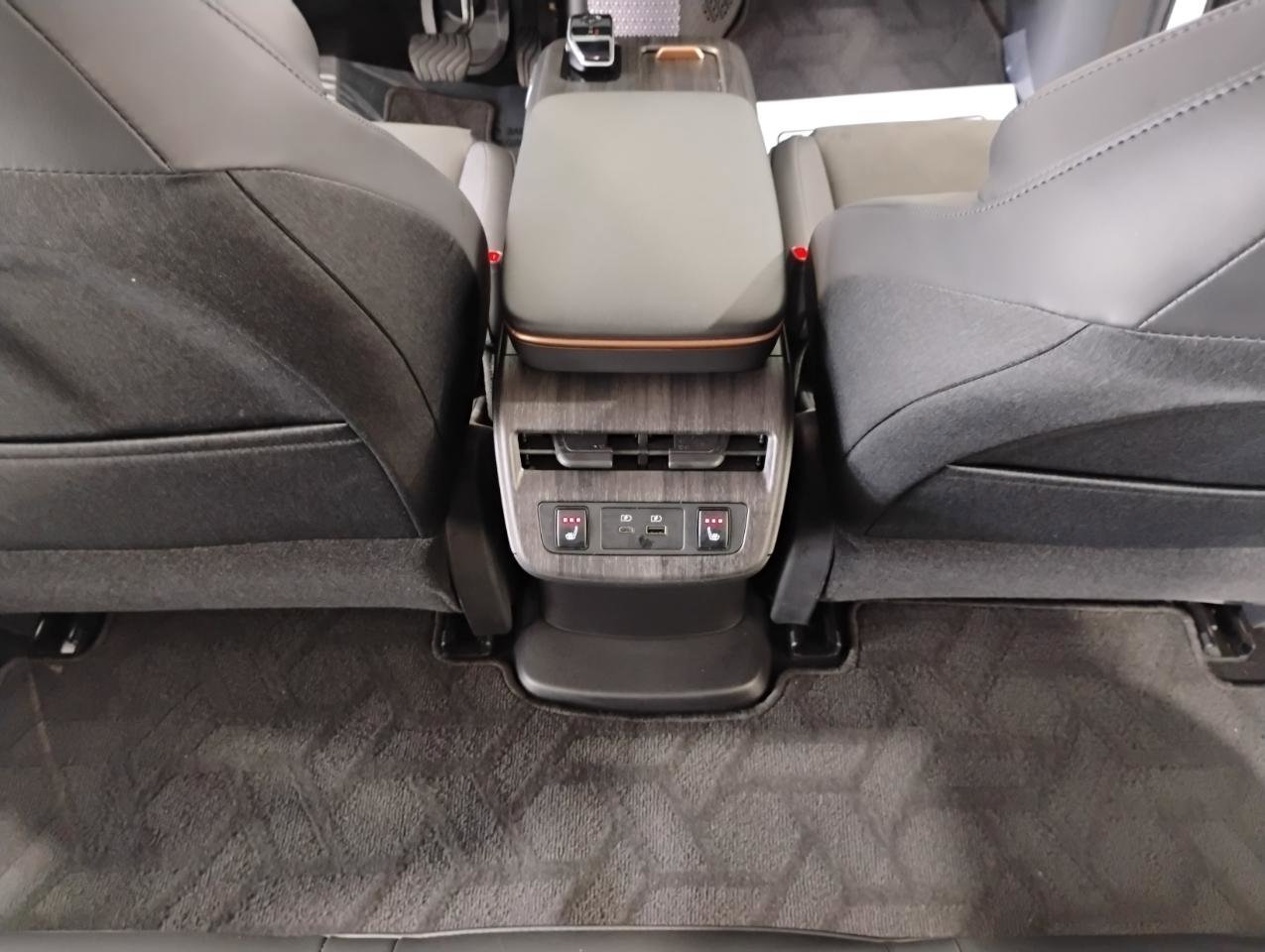 Used 2024 Nissan Ariya AWD image 23