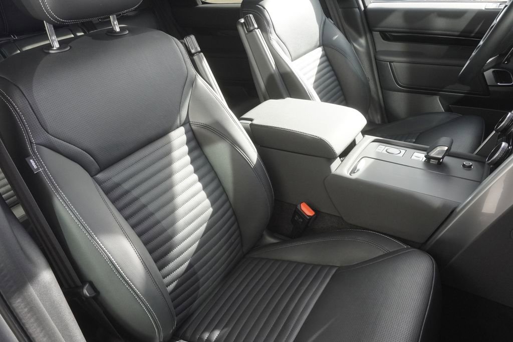 Used 2025 Land Rover Discovery S image 24