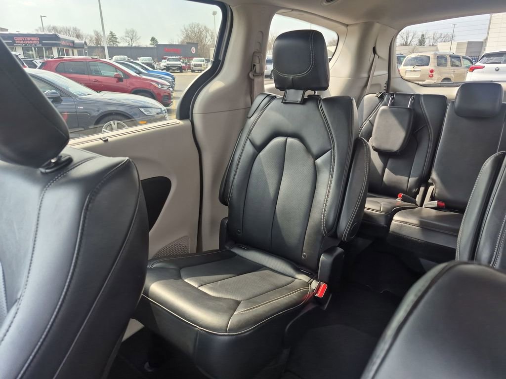 Used 2024 Chrysler Pacifica Touring-L FWD image 11