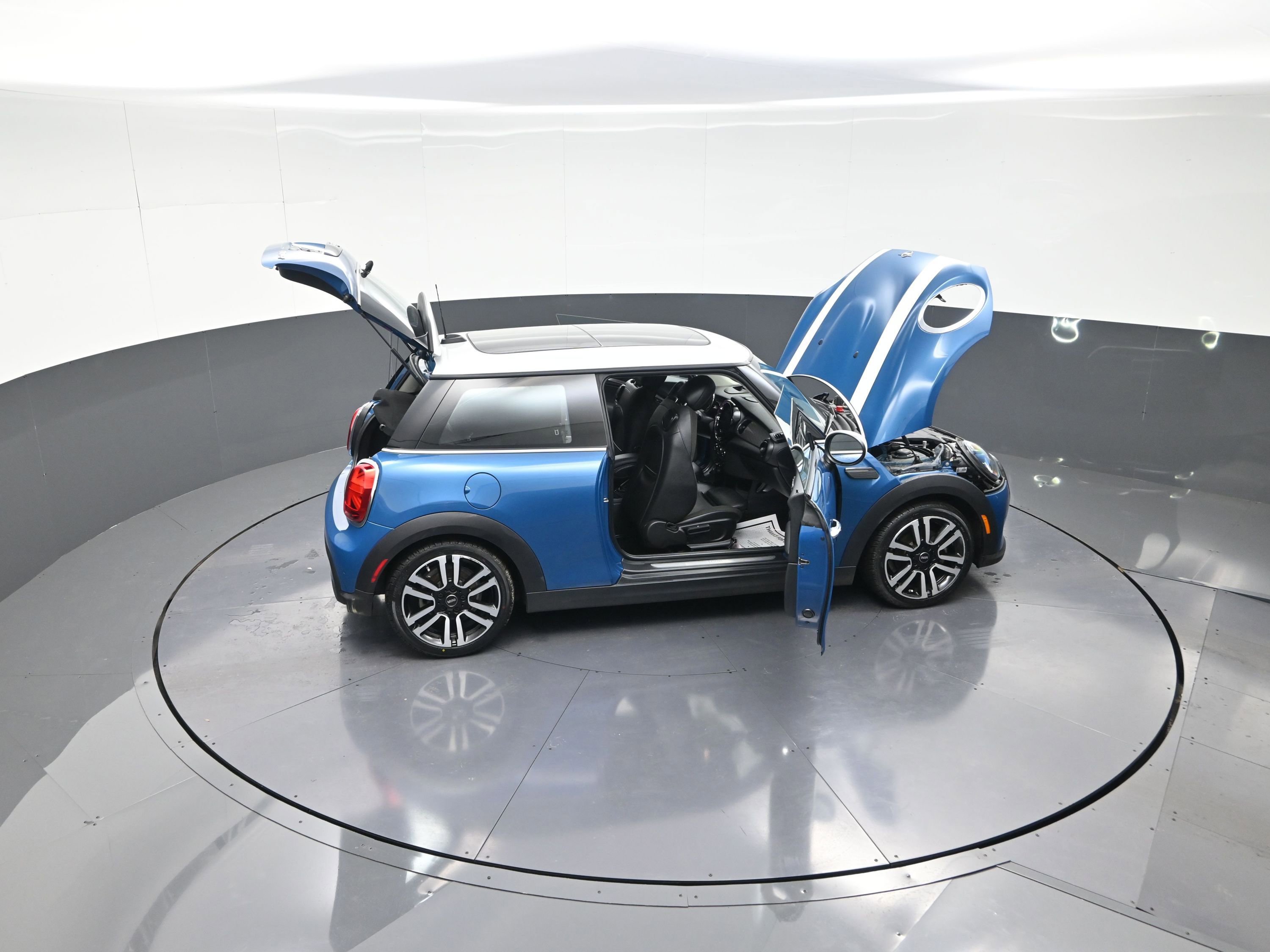 Used 2022 MINI Cooper 2-Door Hardtop image 14