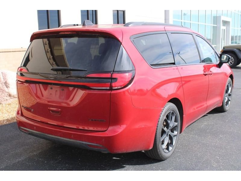 Used 2025 Chrysler Pacifica Limited image 3