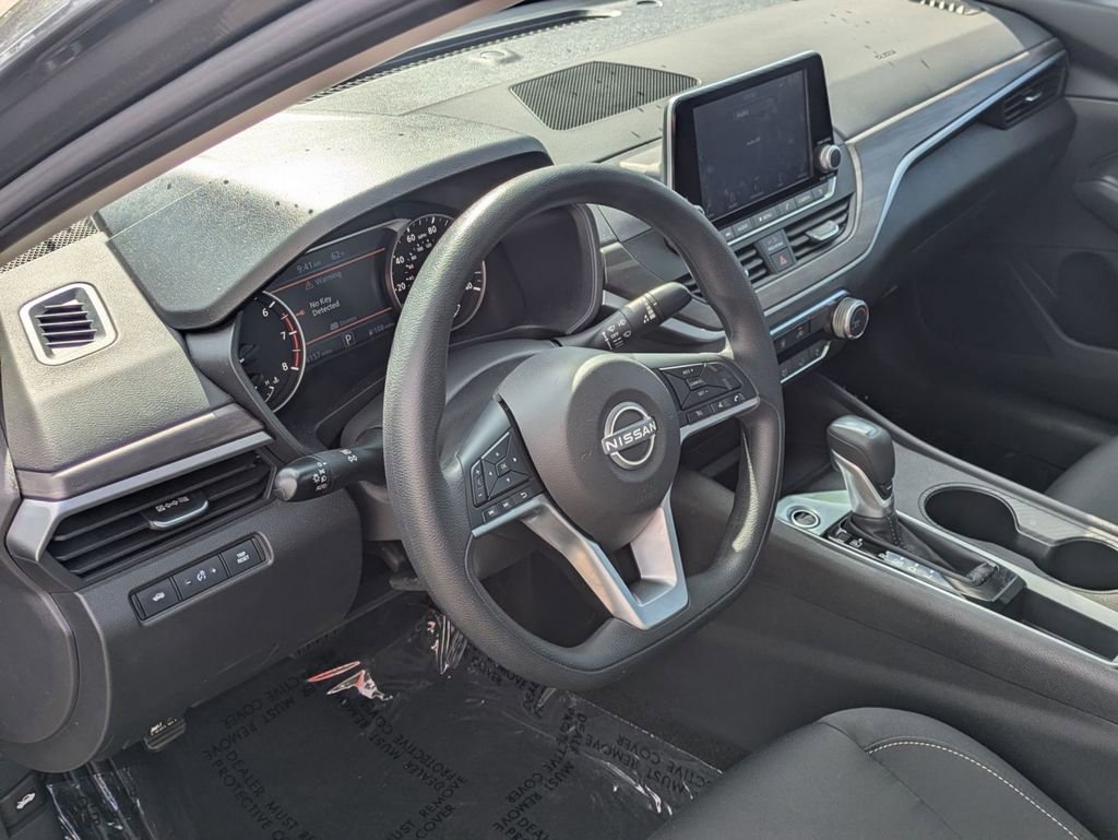 Used 2025 Nissan Altima 2.5 SV FWD image 13