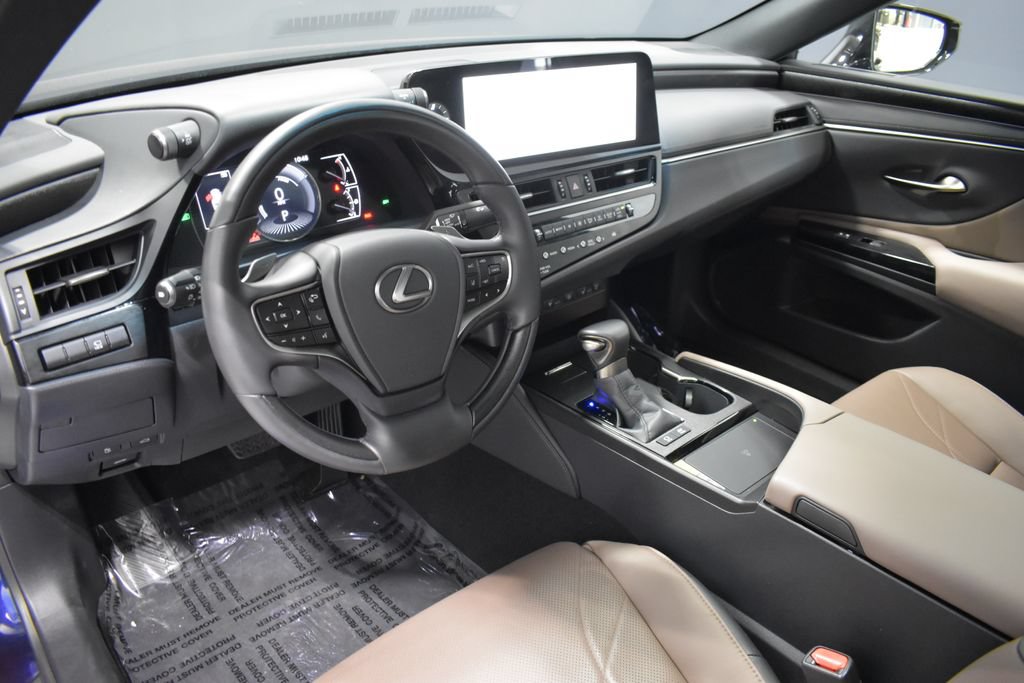 Used 2025 Lexus ES 300h w/ Luxury Package FWD image 4