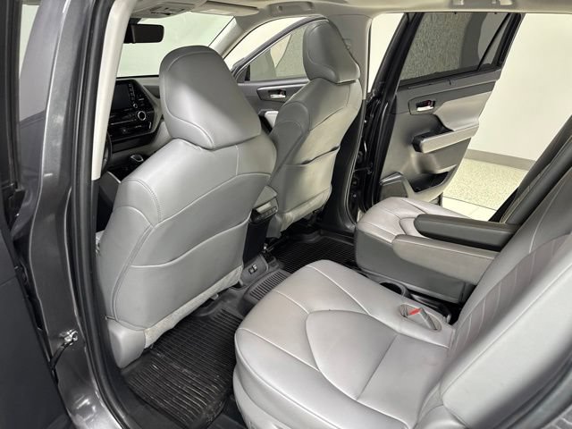 Used 2022 Toyota Highlander XLE AWD/4WD image 28