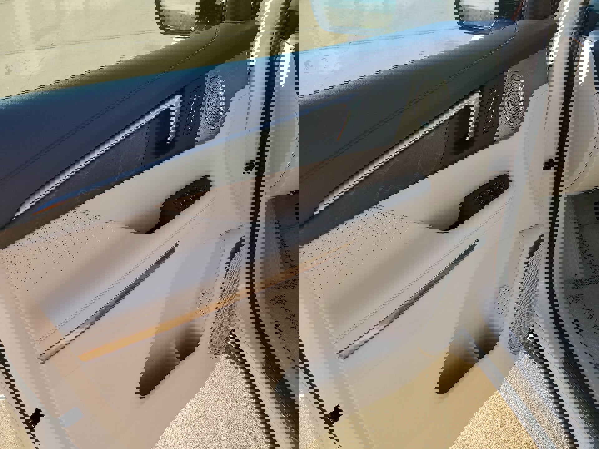 Used 2025 Buick Enclave Avenir image 30