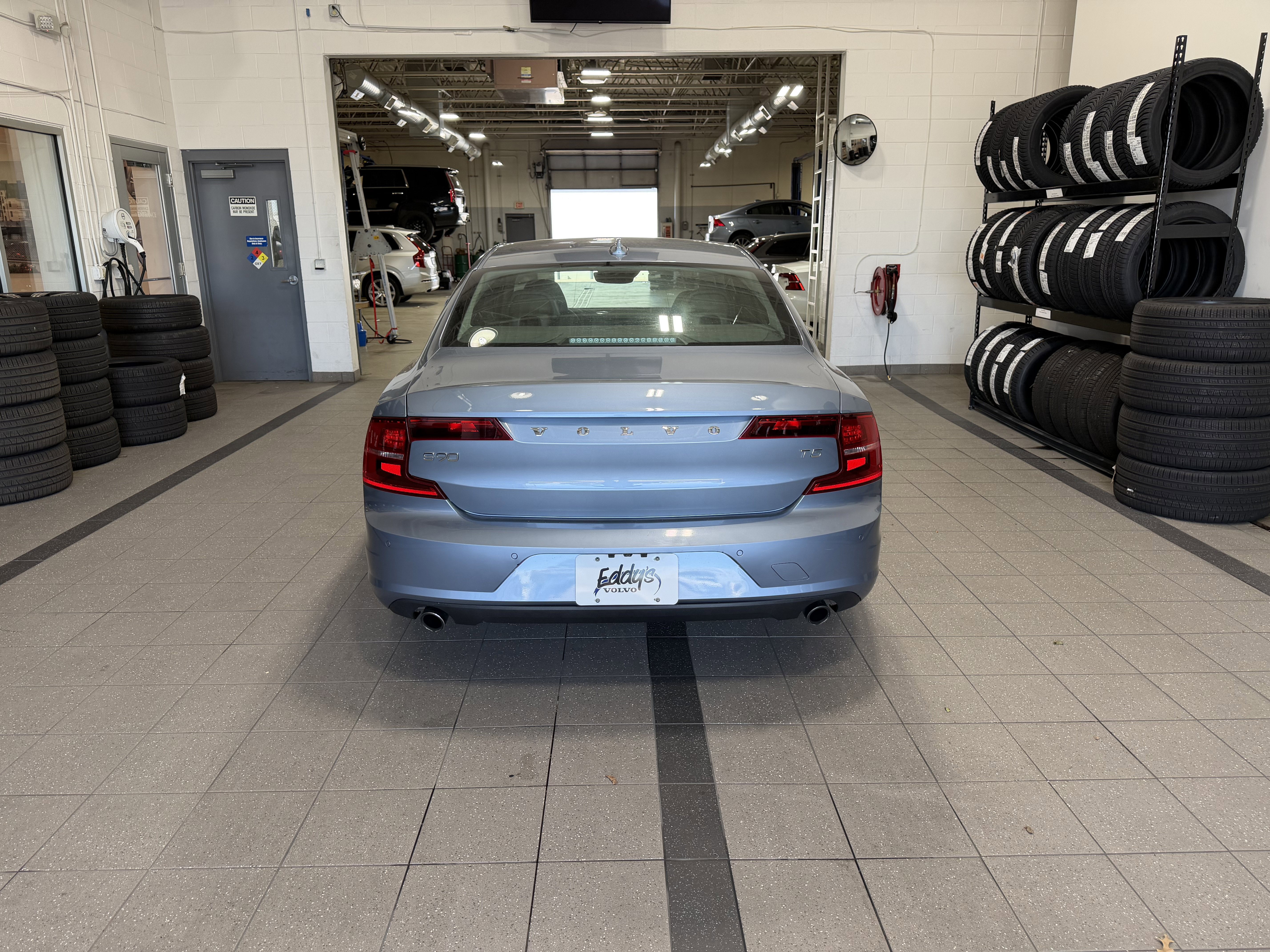 Used 2017 Volvo S90 T5 Momentum w/ Convenience Package FWD image 8