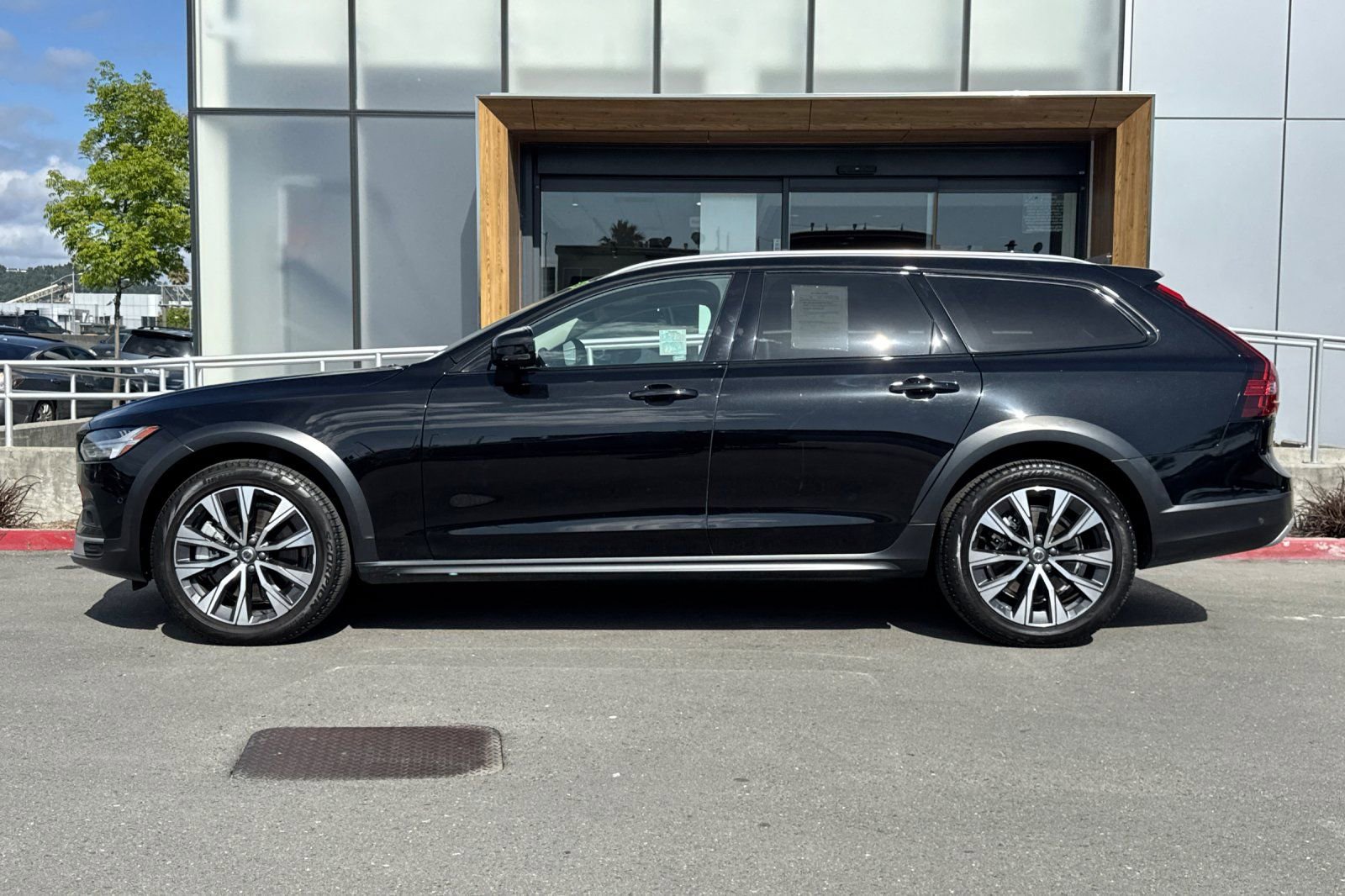 Used 2024 Volvo V90 B6 Cross Country Plus AWD/4WD image 6