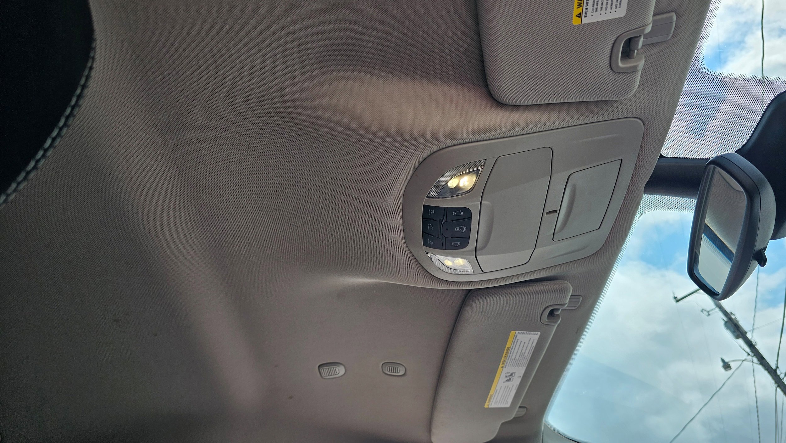 Used 2023 Chrysler Voyager LX image 7