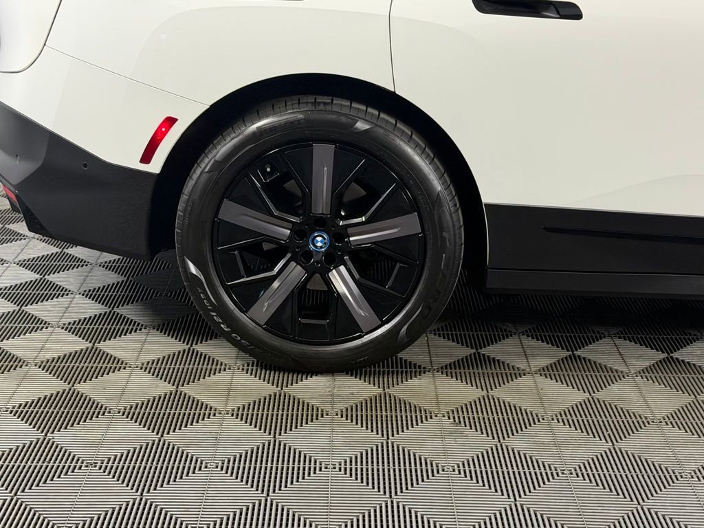 Used 2024 BMW iX xDrive50 w/ Premium Package image 11