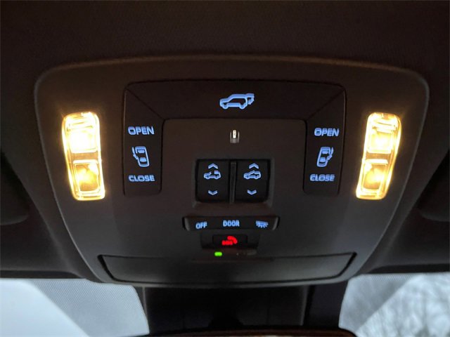 Used 2021 Toyota Sienna Platinum image 31