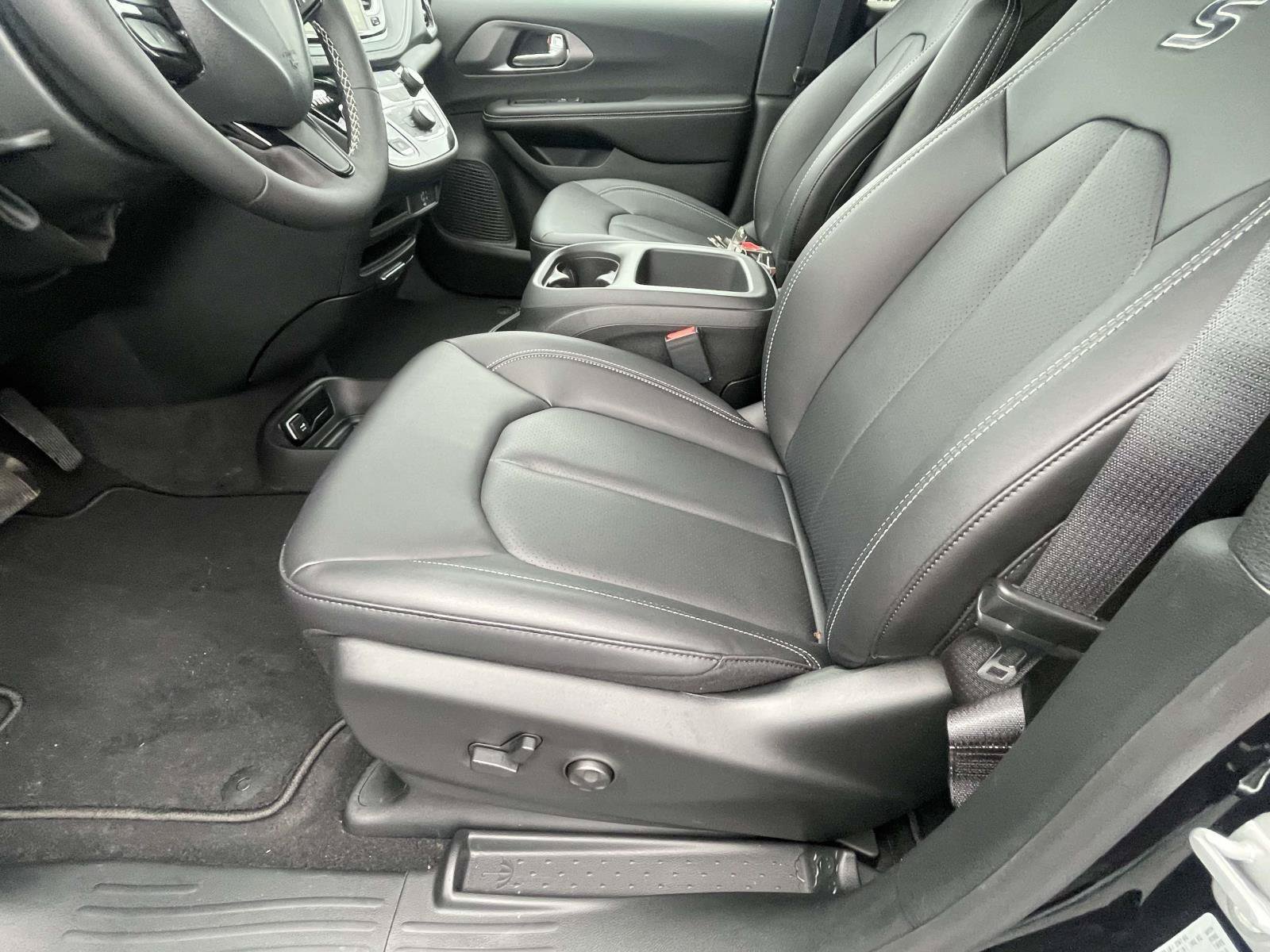 New 2026 Chrysler Pacifica Select w/ S Appearance Package FWD image 7